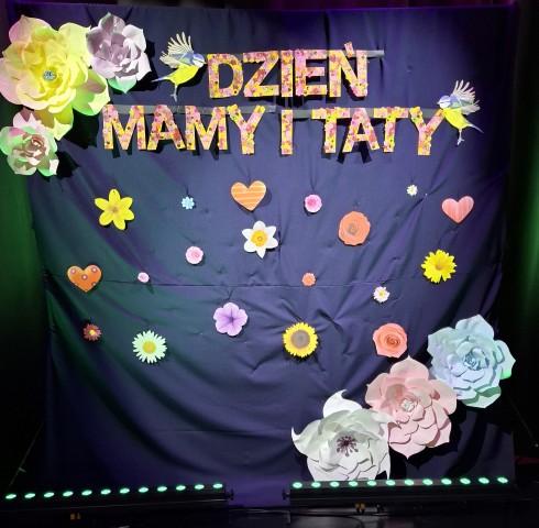 Napis dzień mamy i taty 